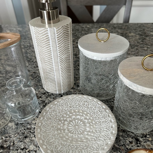 Various bathroom, decor, and glass jars - Picture 4 of 5